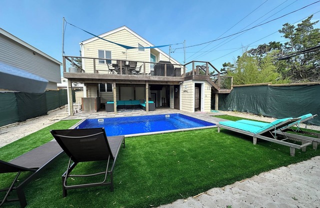 Discounted June! LARGE HOME -5 br 2 ba sleeps 12, POOL! Families Welcome!