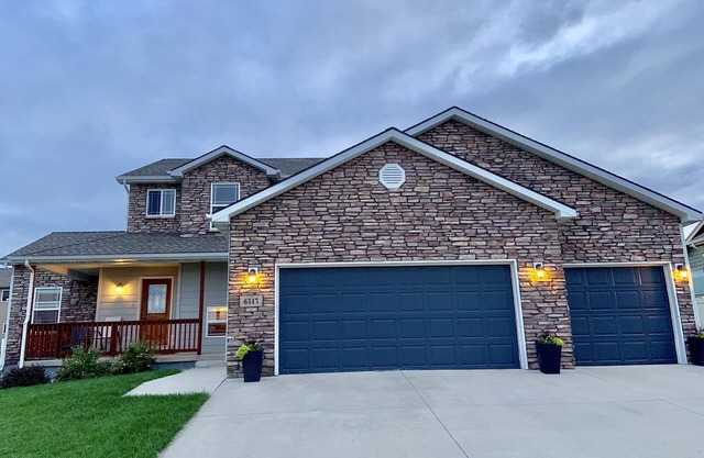 Discover history close by! Spacious 5-bedroom home, easy access to Mt Rushmore