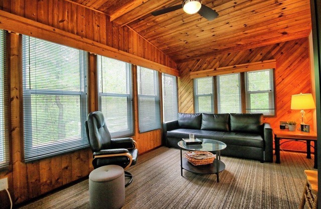 Discover Your Perfect Retreat at Evergreen Escape Cabin Rental!nn