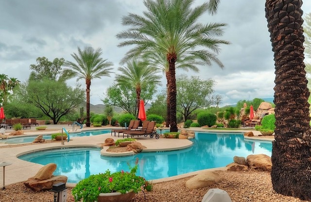 Discover Your Retreat! Full Kitchen, Swimming Pool, Free Parking!