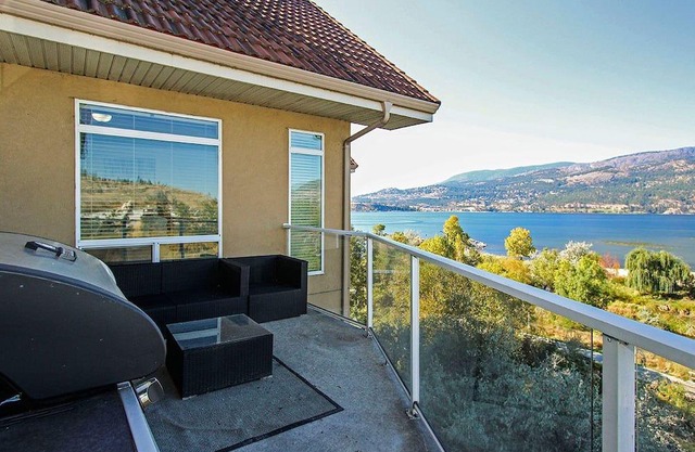 Discovery Bay 608 Stunning Townhouse With Lakeview! Downtown Kelowna