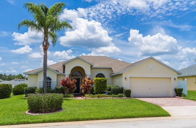 'Disney Villa' our Beautiful Villa with Large Sunny sun trap Pool deck with Spa