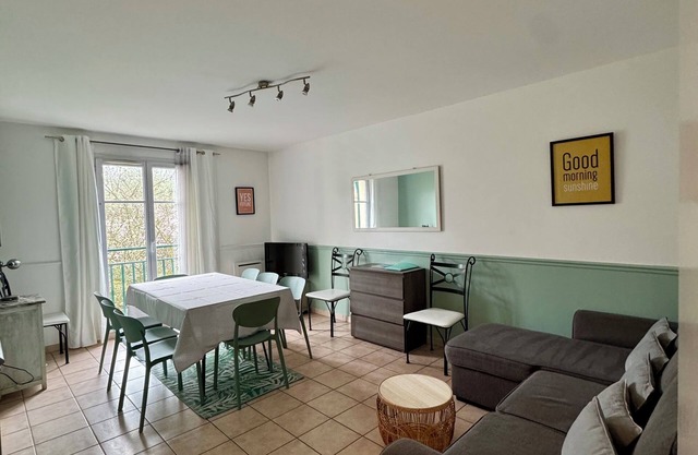 DISNEYLAND flat, 8 guests, Wifi, RER A train at 2mn walk ,Paris 35 mnLuxury Apartment
