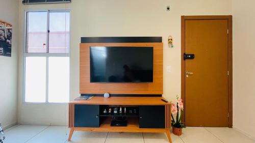 Dividir apartamento mobiliado com excelente localização em Messejana