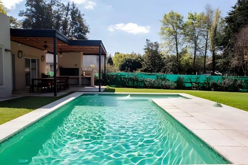 Divina casa con parque y Pileta Climatizada en barrio cerrado