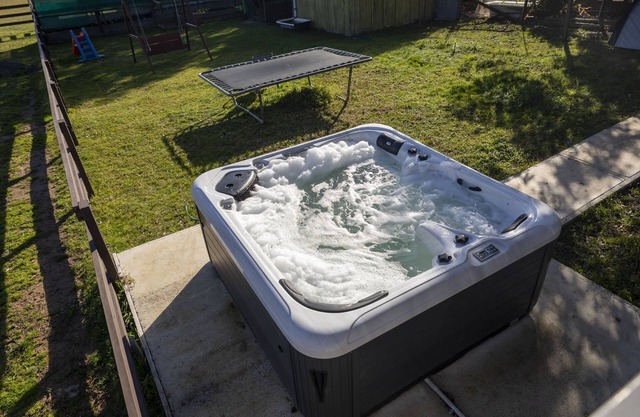 Dixieland Estate - Country Retreat with Hot Tub + Games Room