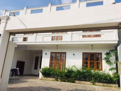 Diyawanna Lake Villa