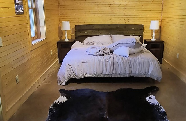 DO NOT BOOK HOUSE HAS BEEN SOLDLake Retreat on the water, Cross Hill,