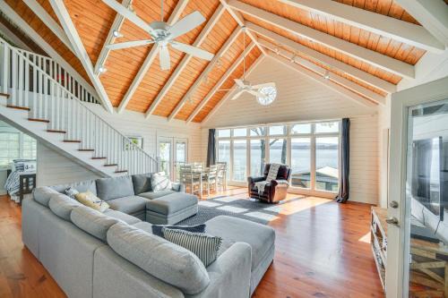 Dock and Panoramic Views Guntersville Lake Retreat!
