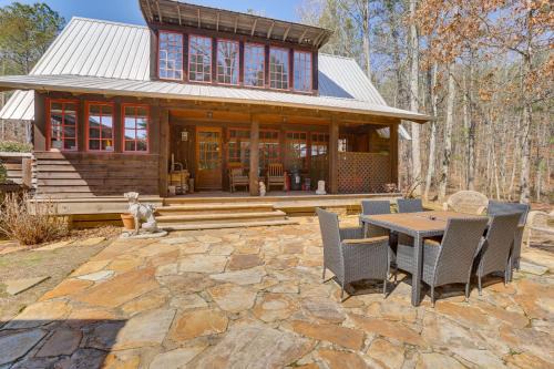 Dock, Canoe and Patio Lakeside Cottage in Alabama