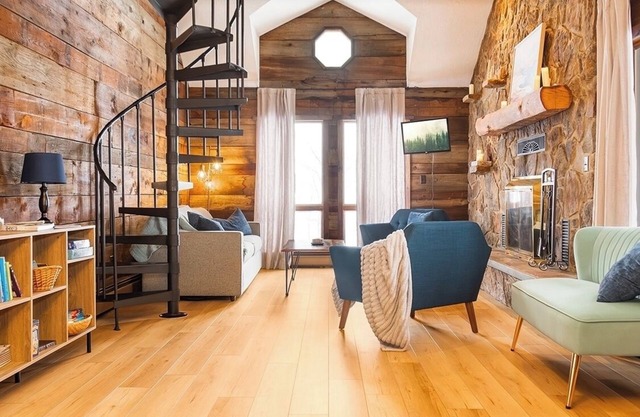 Dog friendly, 3-bedroom cabin with hot tub, king bed and firepit in Oakland
