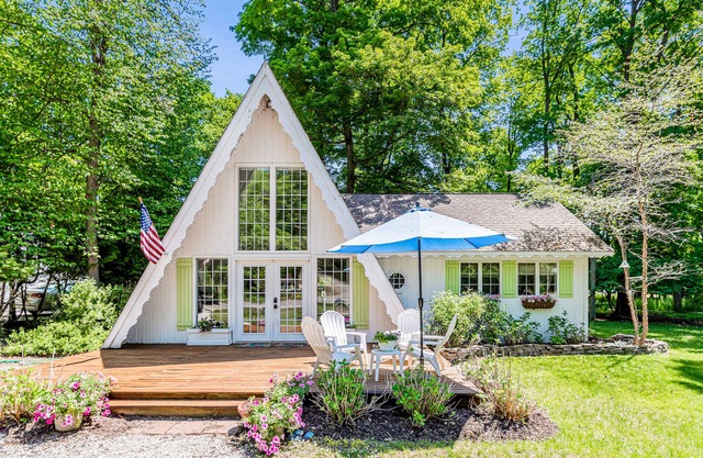 Dog-friendly A-frame home near beaches & downtown with firepit, deck, badminton