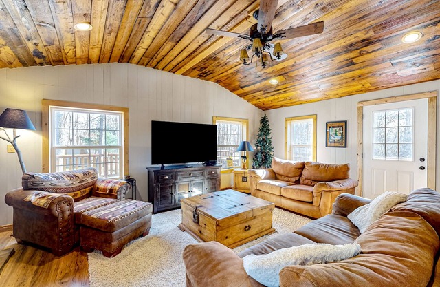 Dog-friendly cabin close to lake/skiing with firepit, deck, fireplace, & W/D