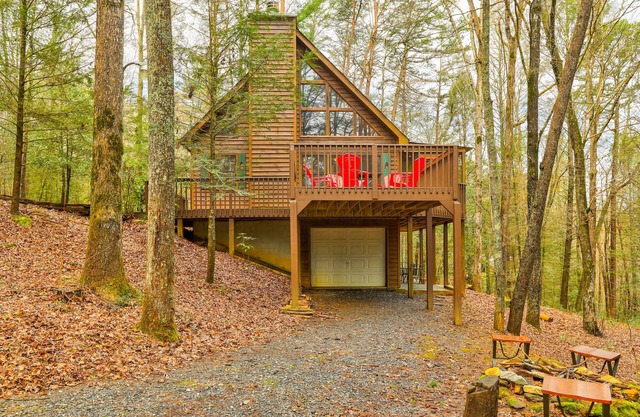 Dog-friendly cabin with game room, fireplace, furnished deck, & washer/dryer