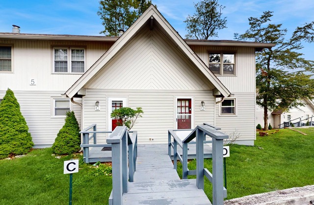 Dog-friendly condo with two balconies & mountain views