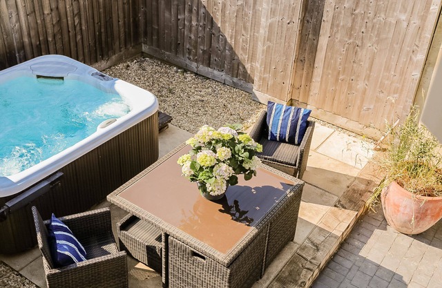 Dog friendly cottage with hot tub - King's Cottage