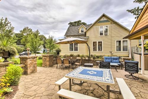 Dog-Friendly Home with Balcony and Yard in Surgeon Bay