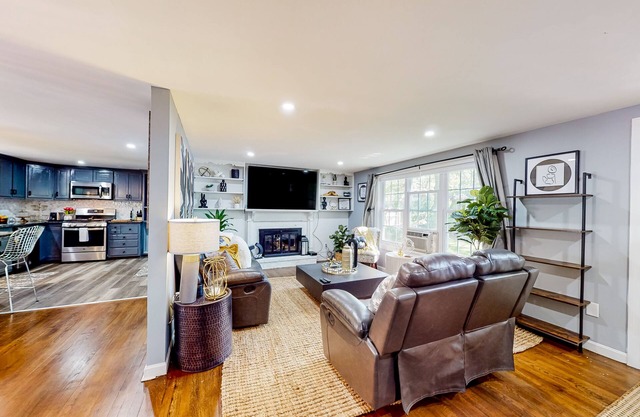 Dog-friendly home with grill, deck, full kitchen, & washer/dryer - close to golf