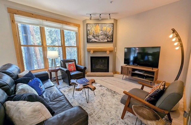 Dog friendly, hot tub, free shuttle
