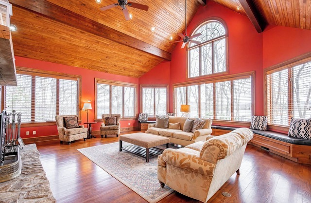 Dog Friendly, Lake Views, Private Dock & Cozy Fire Nights