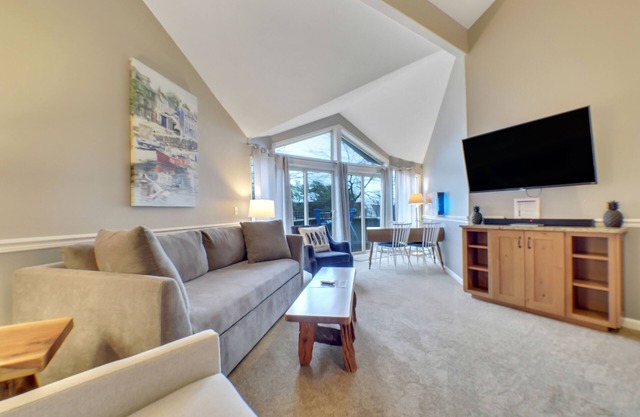 Dog Friendly | Loft Style | Downtown Charlevoix | Indoor/Outdoor Pool
