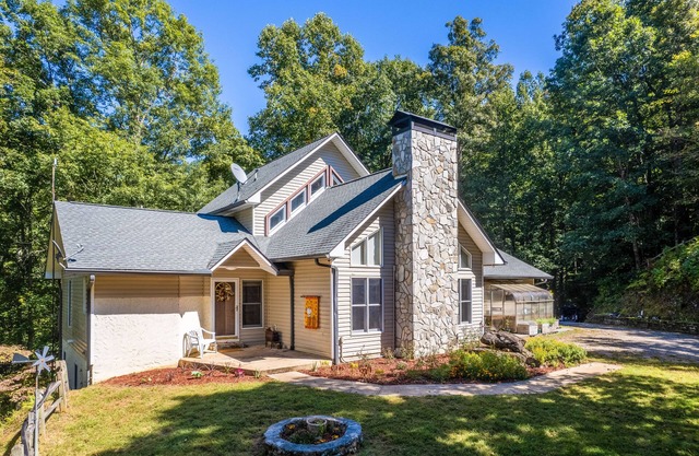 Dog-friendly mountaintop retreat with gorgeous views, games, deck, & fireplace