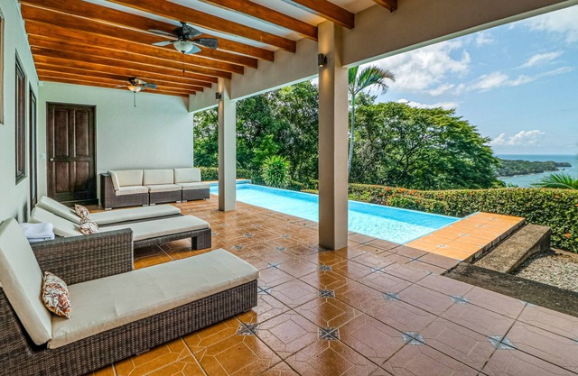 Dog-friendly retreat with sea views & covered terrace - in the perfect location