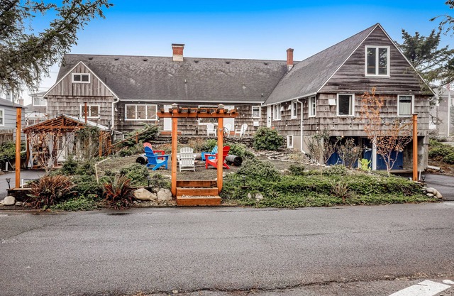Dog-friendly retreat with game room, firepit, kitchen & kitchenettes