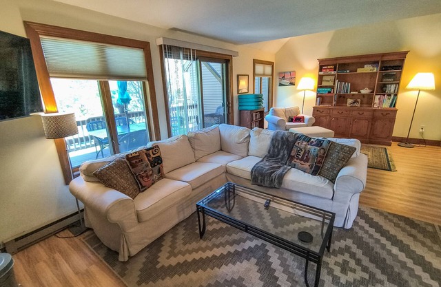 Dog-friendly townhome with views, AC & fireplace - walk to Village of Quechee