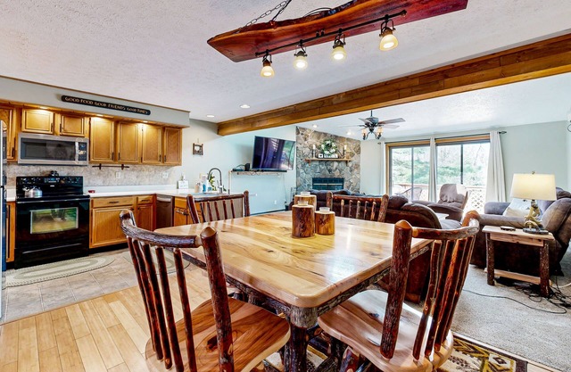 Dog-friendly townhouse with wood-burning fireplace, balcony & washer/dryer