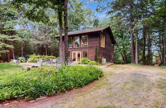 Dog-friendly mountain home with private hot-tub, fire-pit and pool table