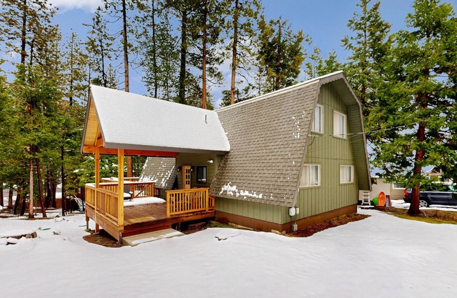 Dog-friendly wilderness retreat with pool, grill, circular fireplace, & W/D