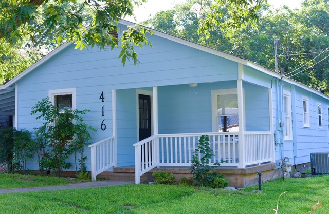 Dogologie Haus 416 - No Smoking, no pet fee, 3 blocks from Main St