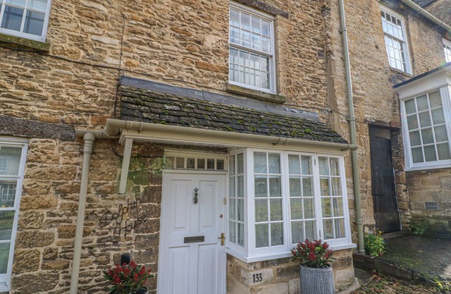 DOLPHIN HOUSE, pet friendly, character holiday cottage in Burford