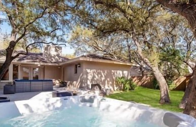 Domain Deluxe-Spacious 5bd Modern Retreat, Hot Tub