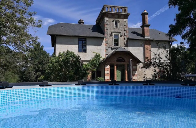 Domaine de l'Île: Historic house with pool and Wi-Fi