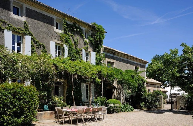 Domaine de l'Odylée, in the heart of the vineyards, ideal for family reunions and seminars.