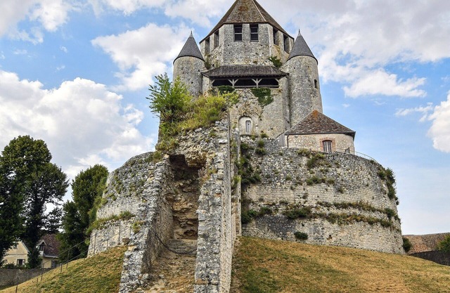 Domaine de l'Ormerie Provins, accommodation with garden ideal for families.