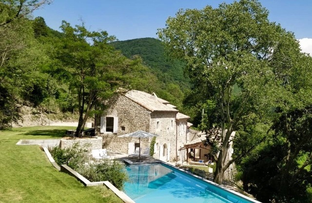 Domaine des Camarades, 40 ha estate with 20 meter heated pool