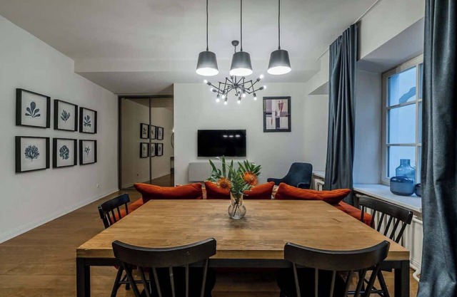 Domillion new modern 2bdr. City Hall apt. D1117B