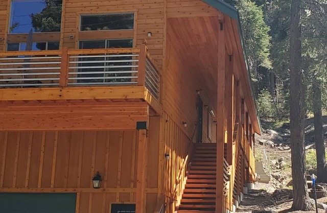 Donner Lake Studio Apt. FOREST ENVELOPED (quiet). Lake across street. PETS. n