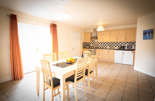 Doolin Village Bungalow 10 - a bungalow that sleeps 6 guests in 3 bedrooms