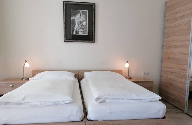 Doppelzimmer, Dusche, WC, - Gästehaus Karl August
