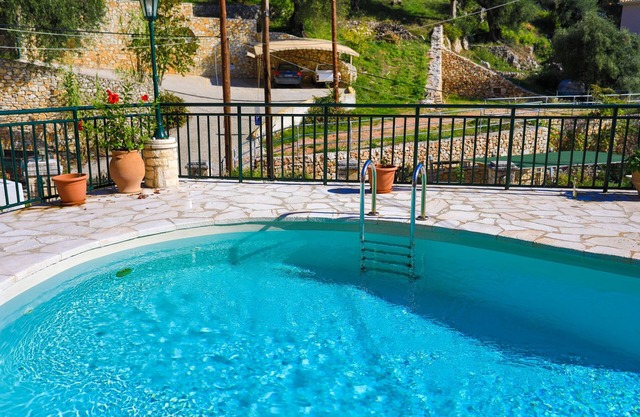 Dora: Holiday House with 2 bedrooms, shared pool,100m from the beach