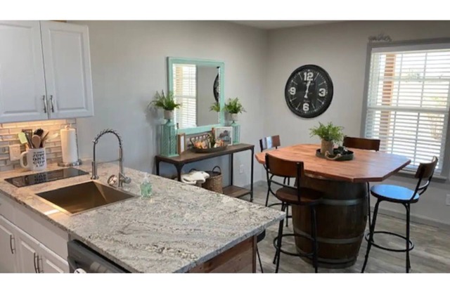 DOUBLE DOWN SUITE : Unit A Casino Retreat & Pickleball court