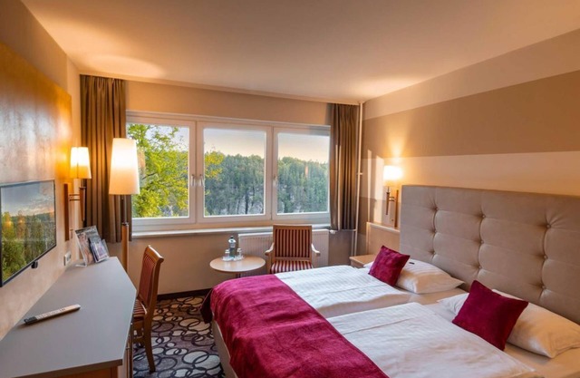 Double room, bath, toilet, rock view - Berghotel Bastei