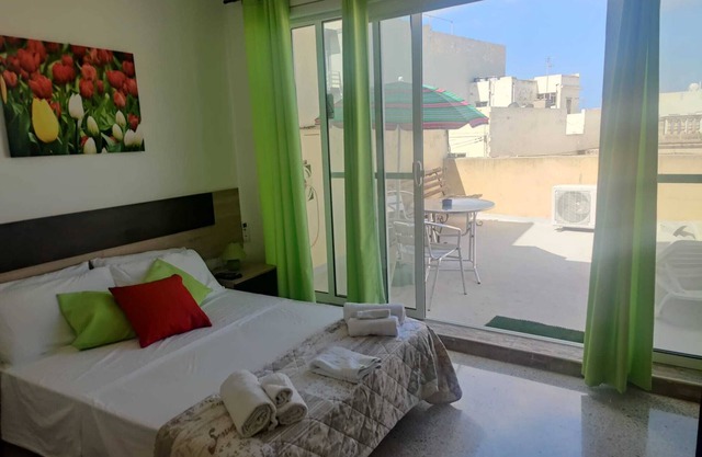Double room with Private Bathroom and Terrace close to Mdina