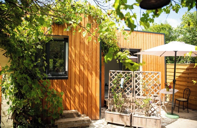 Douce France" wooden mini-home, between La Rochelle and Green Venice