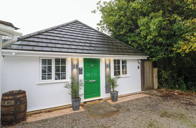 DOWAGER COTTAGE, pet friendly, with a garden in Penryn