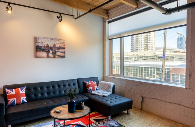⭐️ Downton Edmonton Loft w/Free Parking - Walk to Rogers Place!
